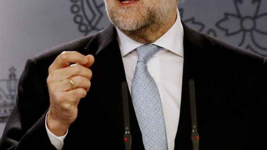 Rajoy sin teñir, con melena y la corbata torcida