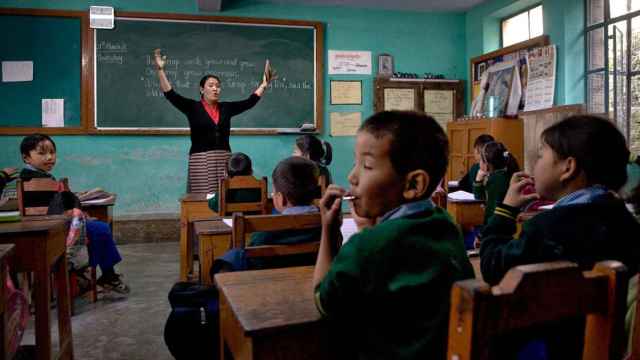 Tibetan Children Village (TCV). Son las escuelas fundada por una hermana del Dalai Lama en Dharamsala (India). Allí se educan los niños tibetanos nacidos en el exilio junto a aquellos que llegan huyendo desde el Tíbet.