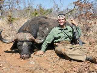 Donald Trump Jr posa con un ejemplar de búfalo africano