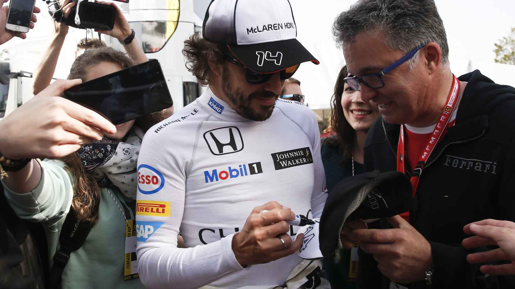 [Imagen: Fernando-Alonso-firma-autografo-aficiona...06x960.jpg]