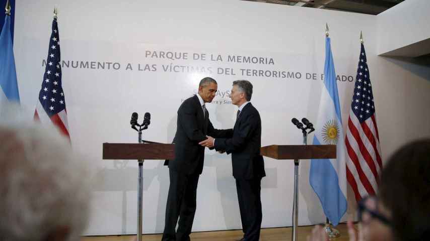 Barack Obama saluda a Mauricio Macri.