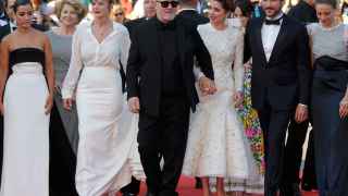 Pedro Almodóvar junto al reparto de Julieta en Cannes.