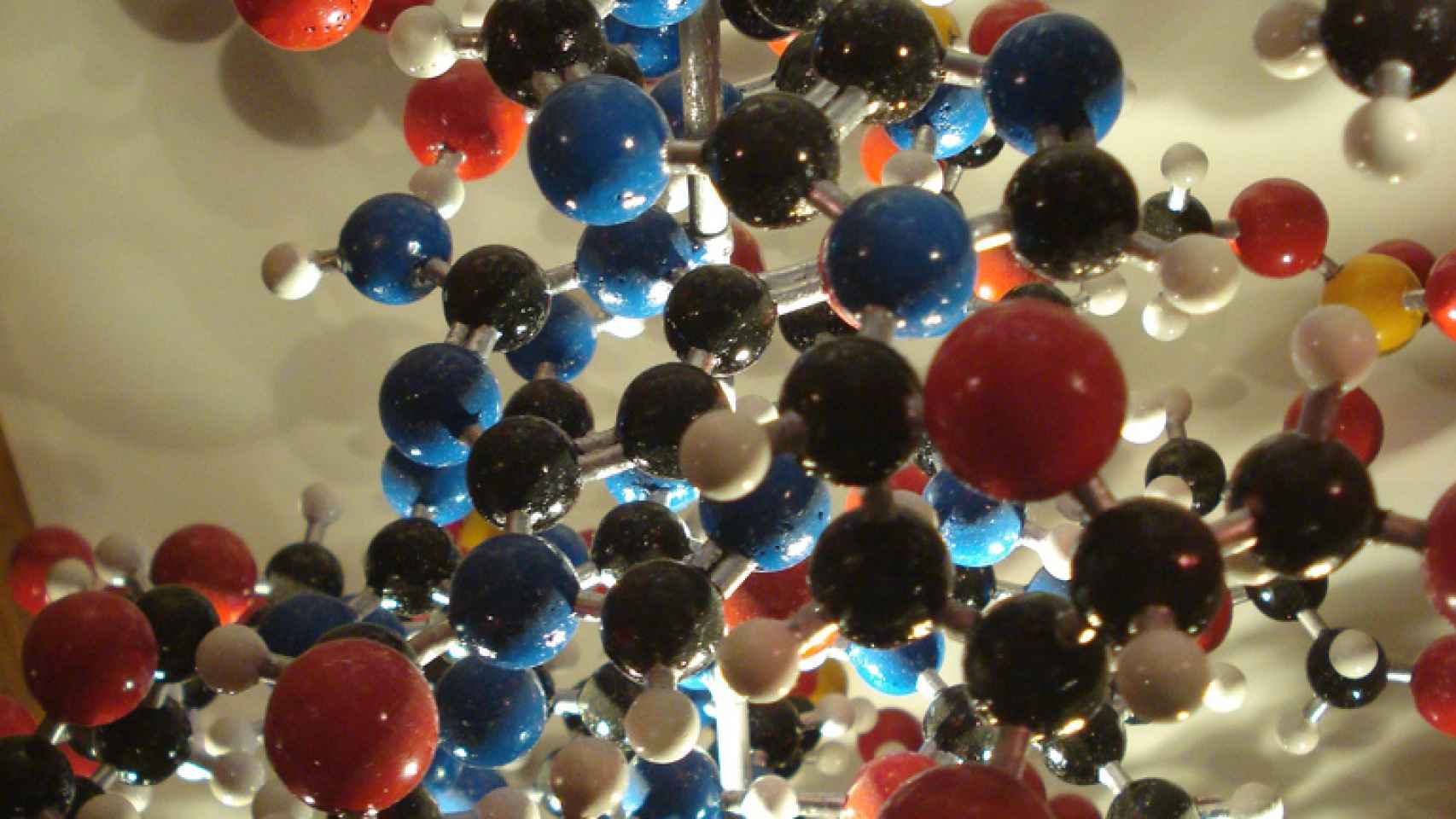 Imagen de una estructura de ADN molecular en el Museo de Ciencias de Oxford.