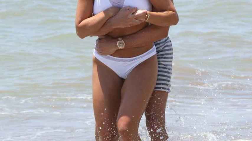 Jake Hall y su exnovia  Chloe Lewis en la playa de Marbella en junio de 2015
