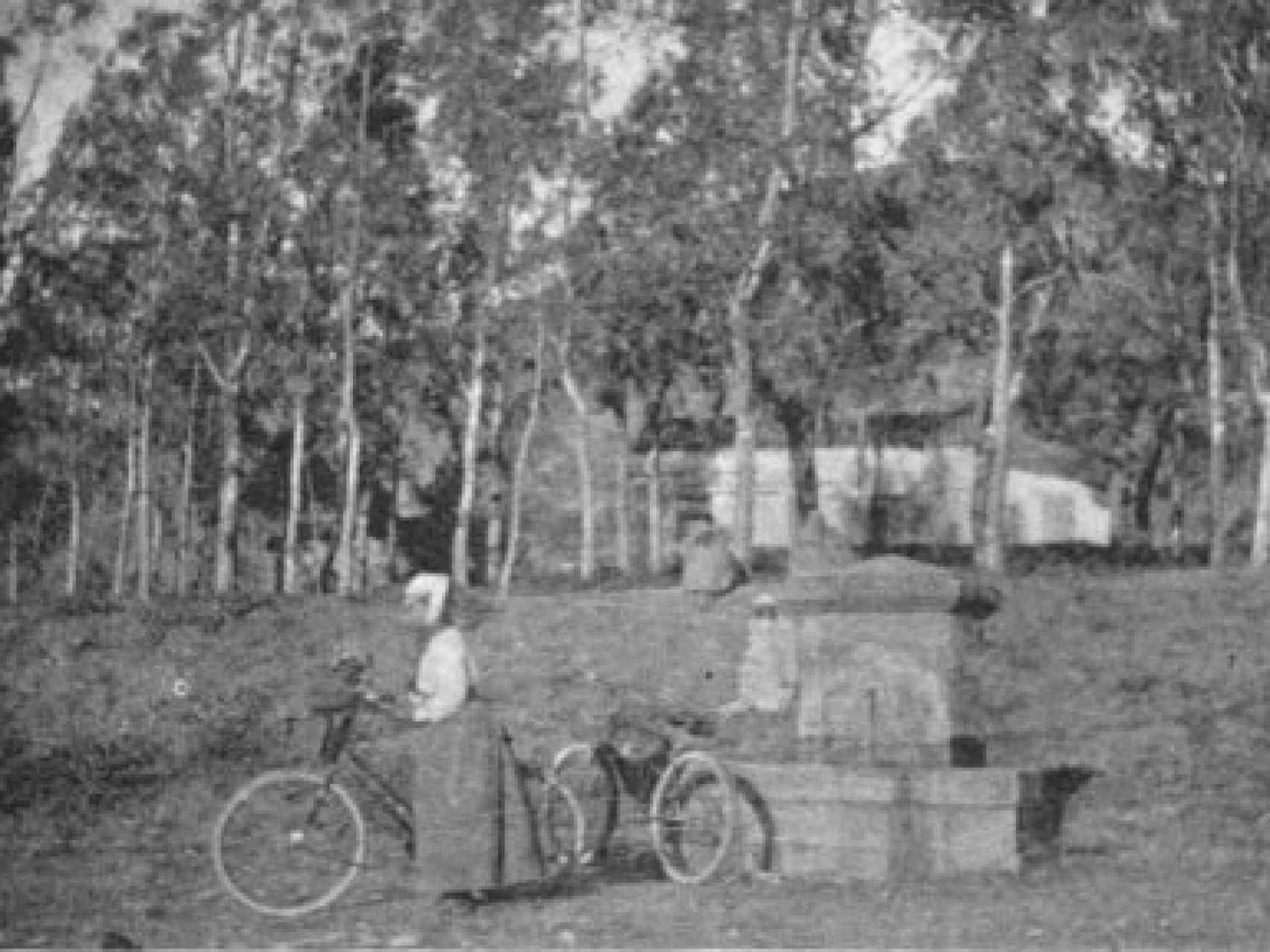 Fanny Bullock con su bicicleta en Argelia.