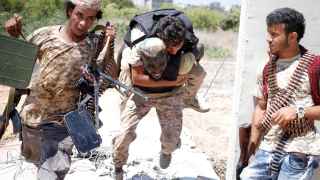 Un miliciano de las fuerzas que apoyan al Gobierno libio ayuda a un herido durante la batalla en Sirte.