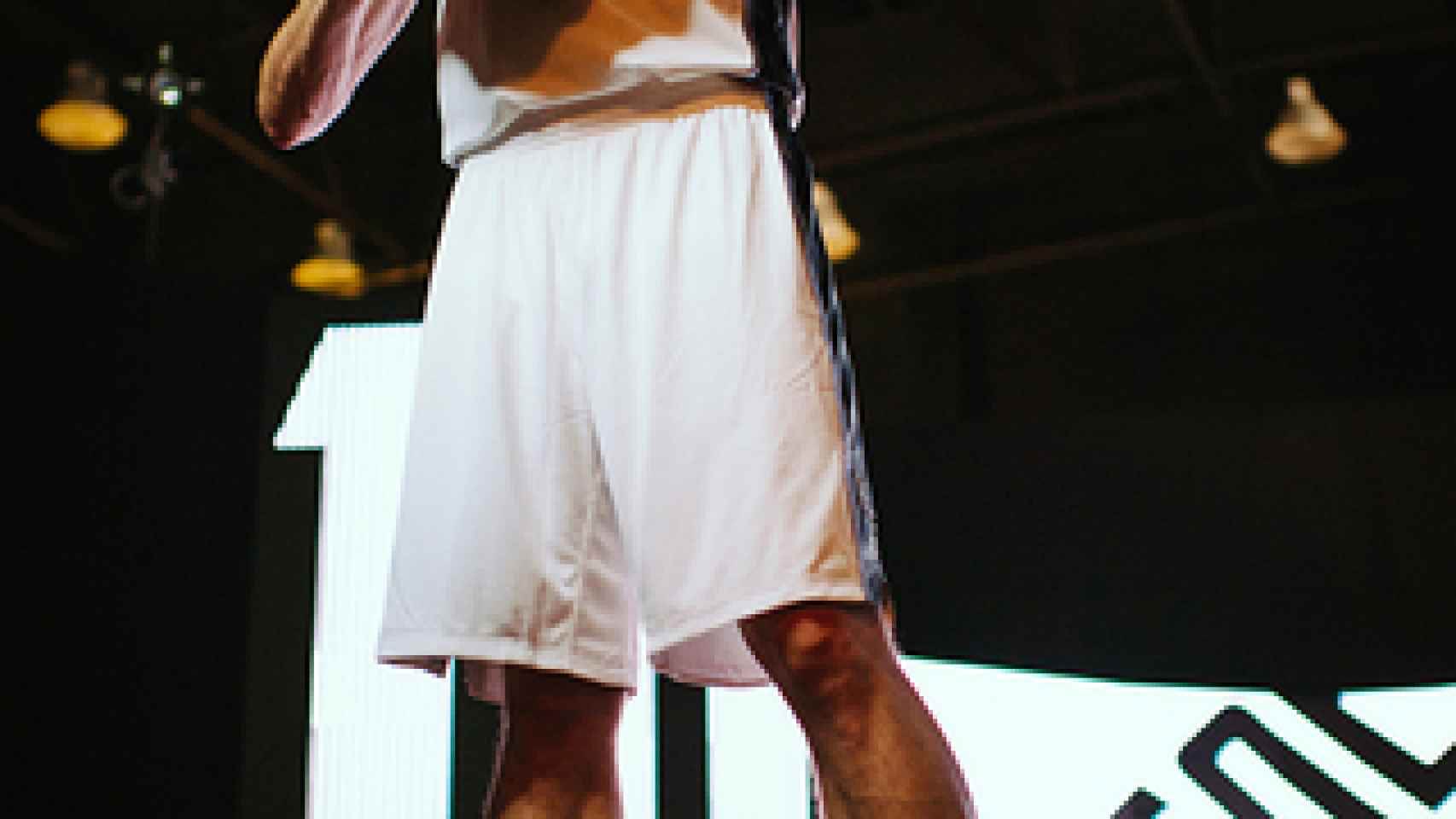 Pau Gasol dunta la sesión de fotos del Media Day de los San Antonio Spurs. / Spurs
