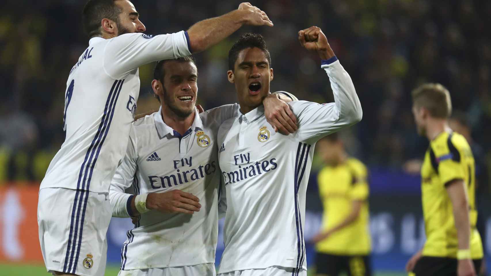 Varane celebra su gol junto a Gareth Bale y Carvajal.