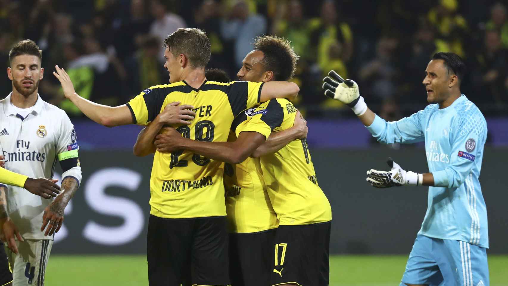 Los jugadores del Dortmund celebran el gol de Aubameyang.