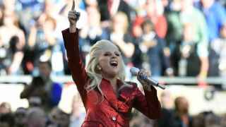 Lady Gaga cantando el himno nacional en la Super Bowl 2016.