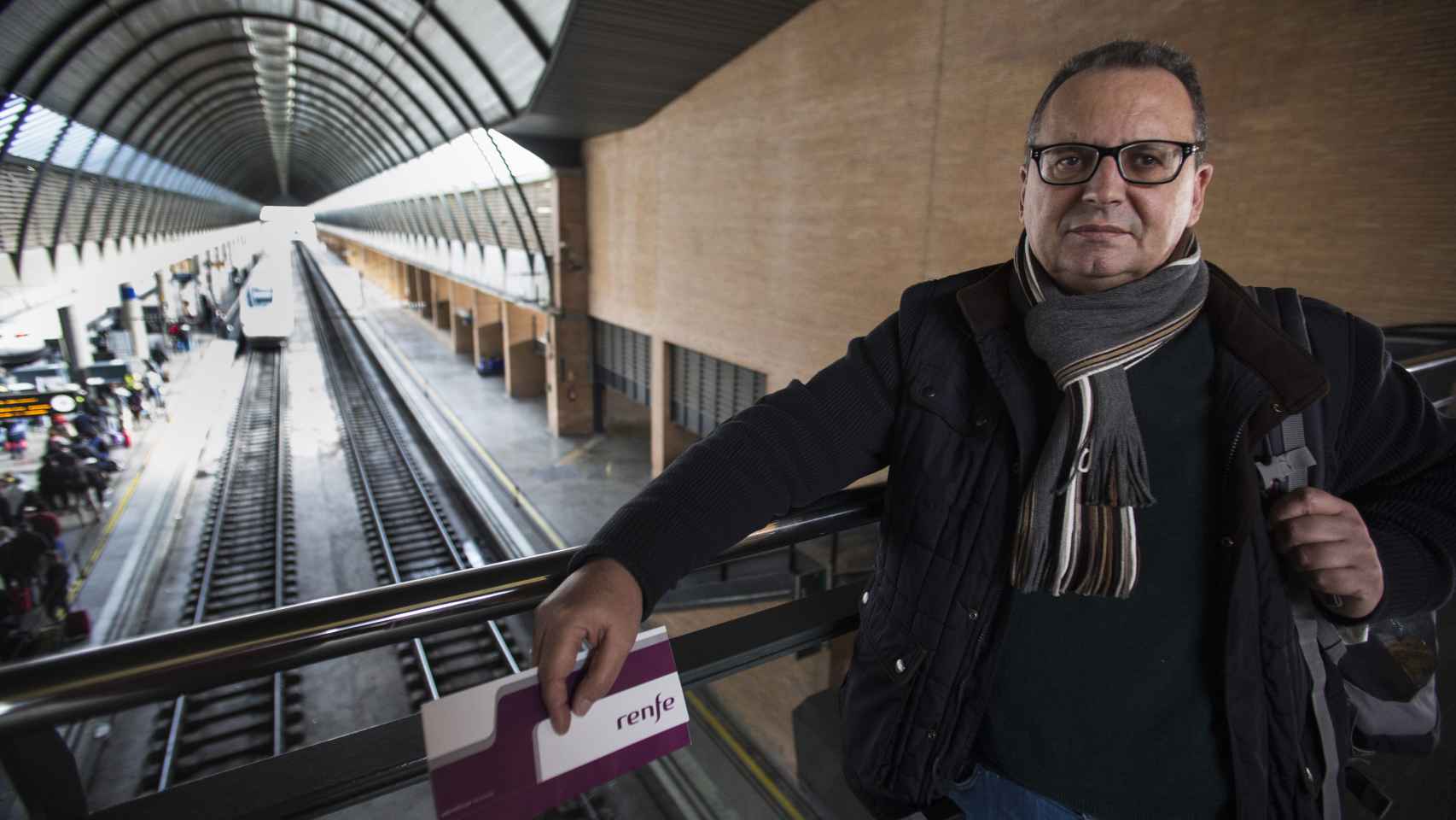 A Fernando Gómez le dieron tres meses de vida al poco de diagnosticarle un cáncer. Cada semana va a en tren hasta Pamplona para someterse a un tratamiento experimental.