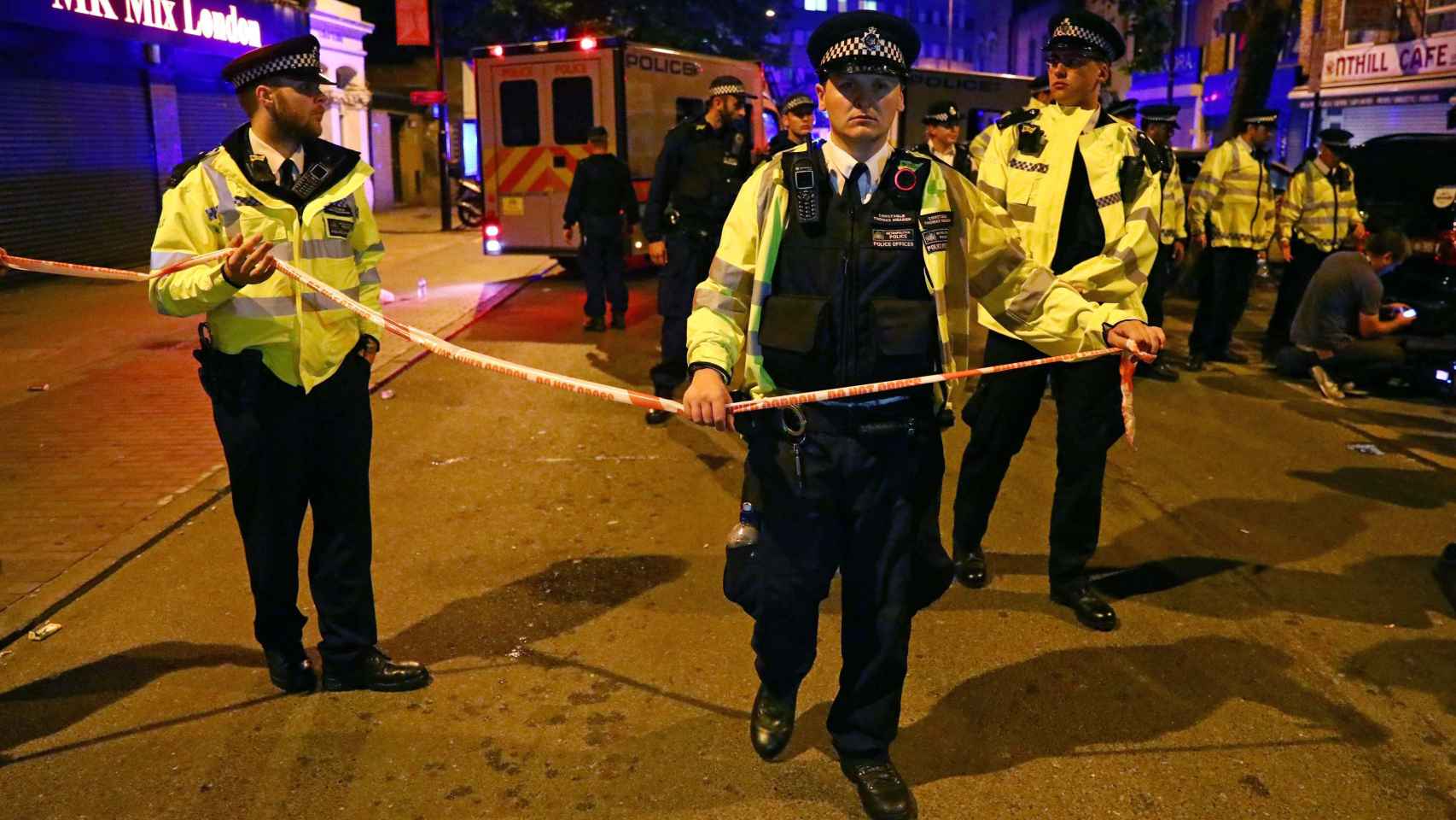 Efectivos de Scotland Yard forman un perímetro de seguridad. / Reuters