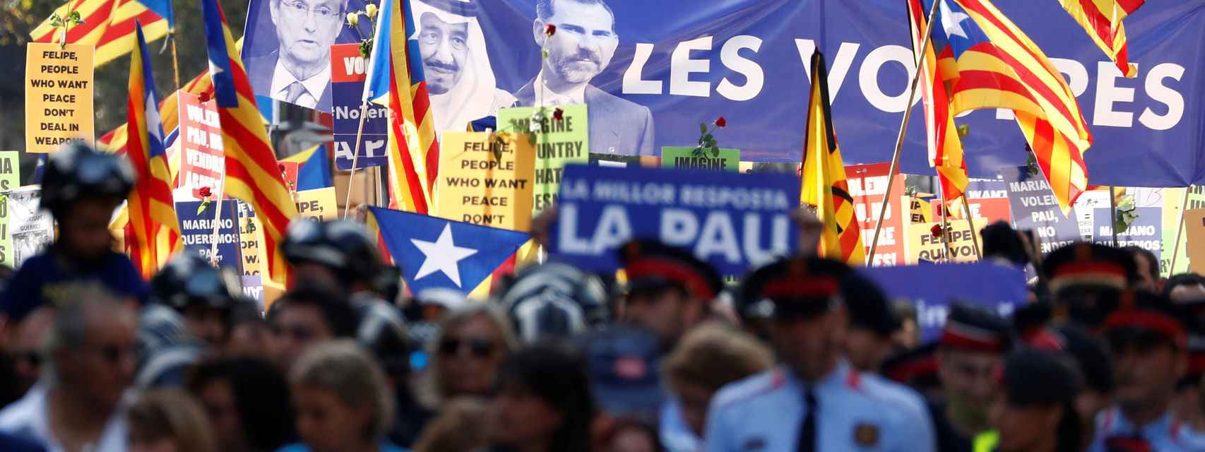 Una gran pancarta, junto a numerosas esteladas, mostraba a Morenés, al rey de Arabia Saudí y al rey con el lema "Les vostres polítiques, els nostres morts" (Vuestras políticas, nuestros muertos).