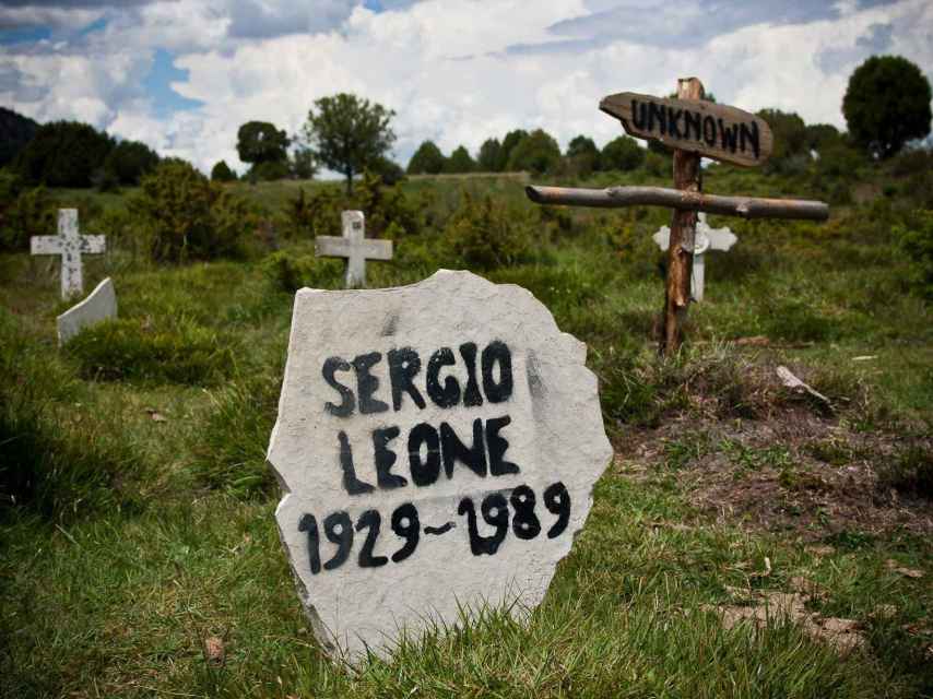 En el cementerio reconstruido de Sad Hill no podía faltar la tumba de Sergio leone