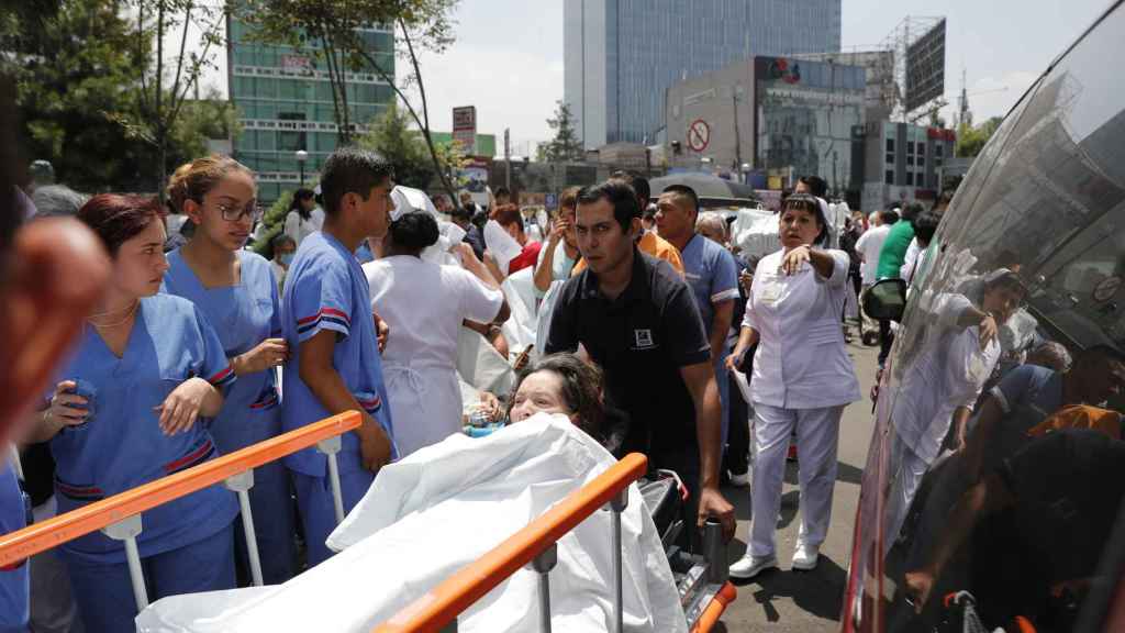 Pacientes de hospitales próximos fueron evacuados en México DF.