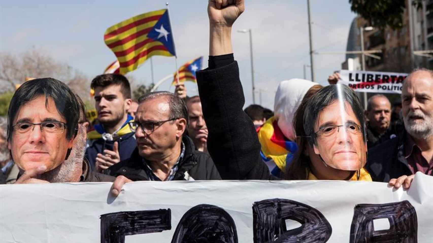 Manifestantes con caretas de Puigdemont protestan frente al Auditorio de Barcelona.