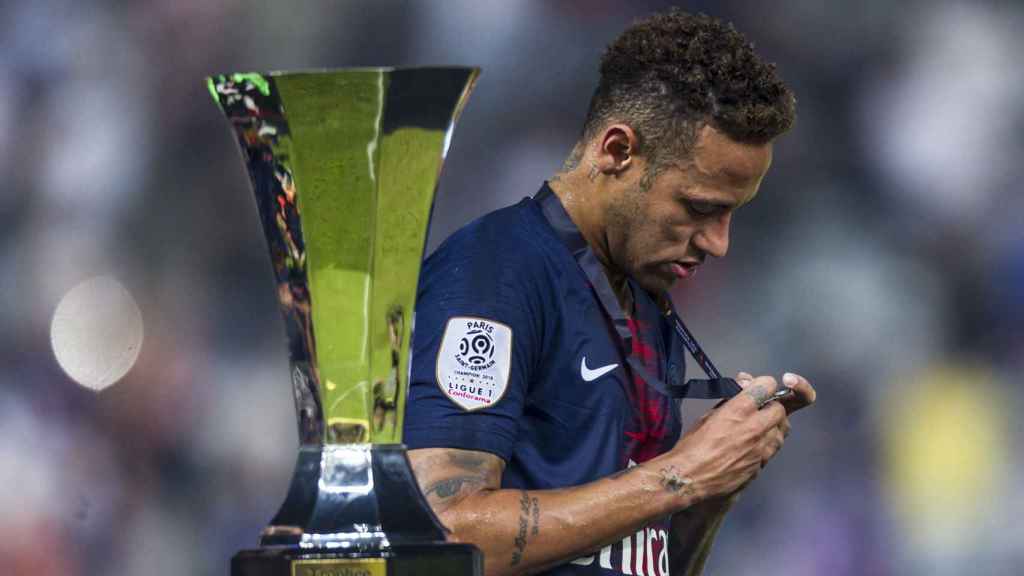 Neymar, con la medalla de campeÃ³n de la Supercopa de Francia.
