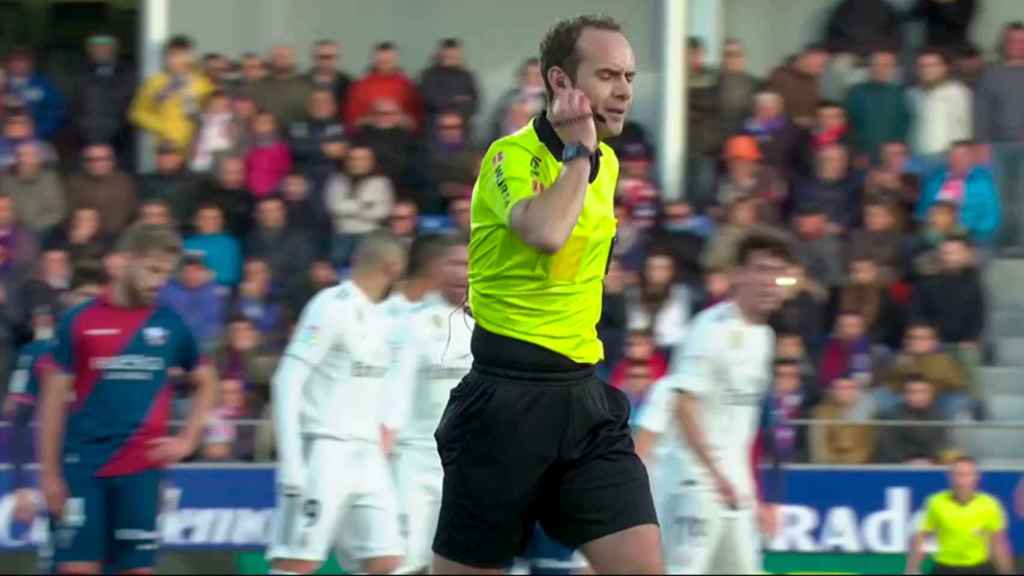 La cómica situación de Melero López durante el Huesca - Real Madrid: se quedó sin sistema de comunicación