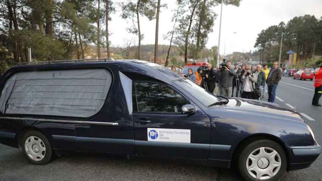El coche fúnebre lleva el cuerpo de María Aboy, asesinada por su marido en Valga.