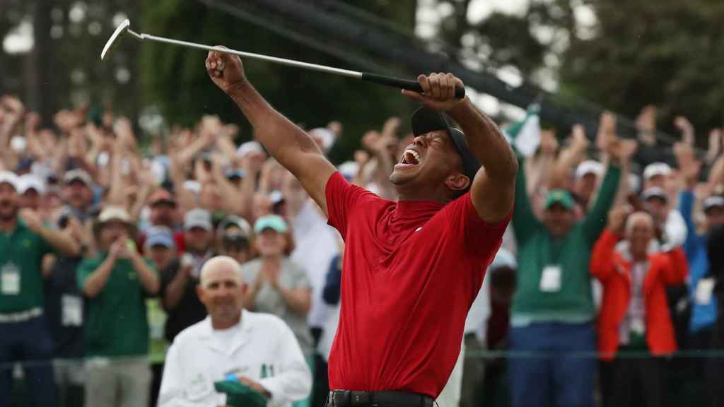 Tiger Woods celebra el putt de la victoria en el hoyo 18 del Augusta National.