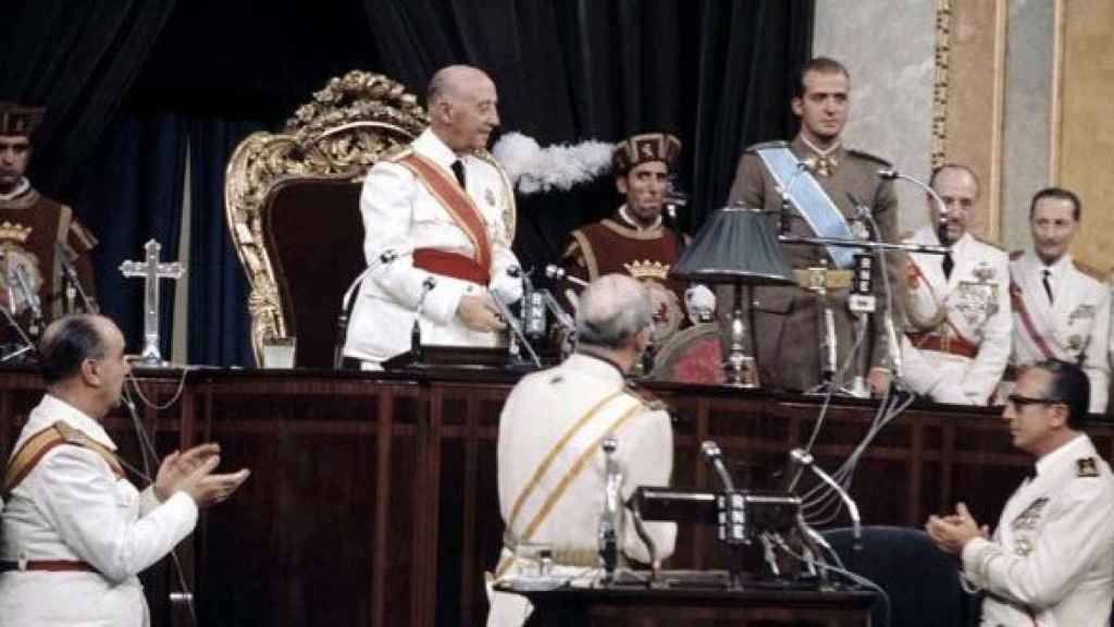 Resultado de imagen de Francisco Franco presenta ante el Consejo del Reino la designación de Juan Carlos I como sucesor al trono.