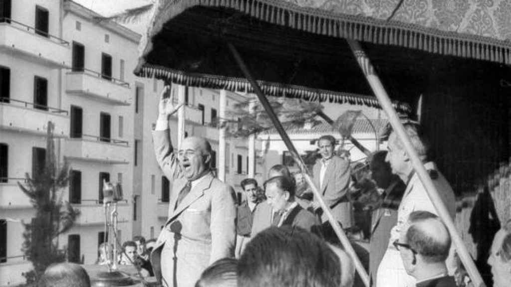 Franco dando un discurso en Éibar en1949.
