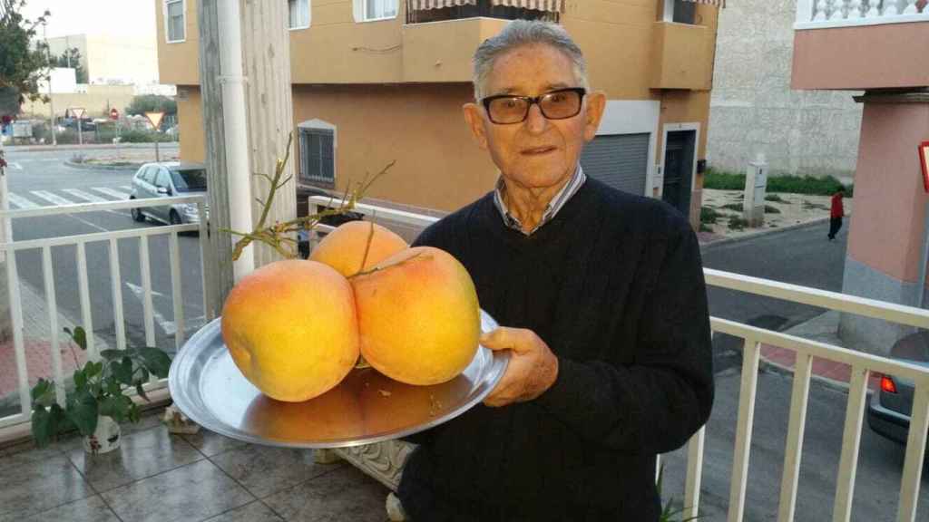 Pedro Pérez, uno de los octogenarios fallecidos, sosteniendo una bandeja de fruta con la que solía agasajar a sus vecinos de Sangonera la Seca