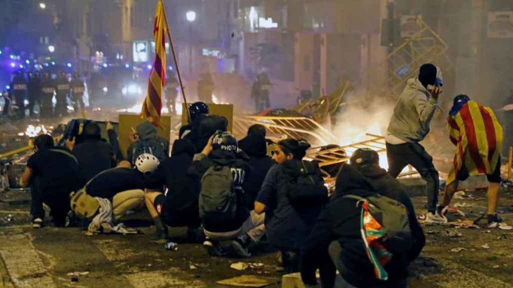 Protesta en Barcelona durante la noche del 18 de octubre, la más violenta de las dos últimas semanas.