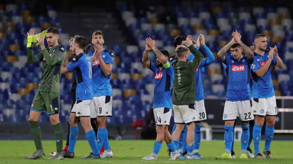 La plantilla del Nápoles tras un partido de Champions