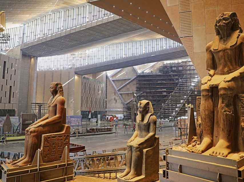Tres estatuas colosales que se mostrarán en el Gran Museo Egipcio.