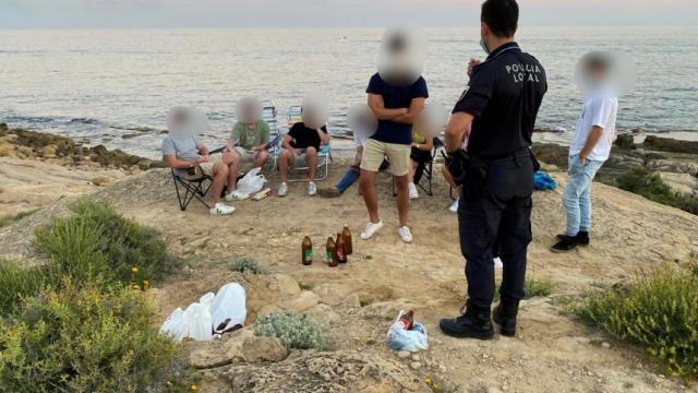 Policía Local de Alicante interviniendo en un botellón, en imagen de archivo.