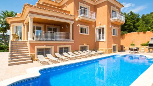 Una semana, 10 habitaciones y 5.500 euros: el boom de las villas y las casas con piscina.