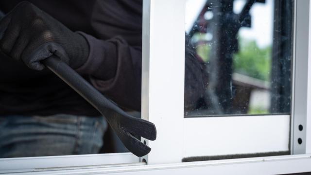 Ladrón tras forzar una ventana.