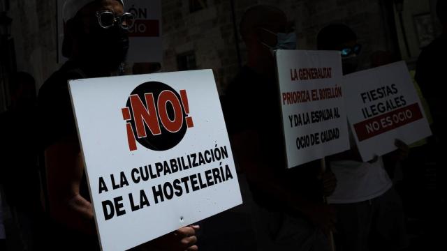 Los hosteleros reclaman medidas efectivas para frenar los contagios y amparo económico.