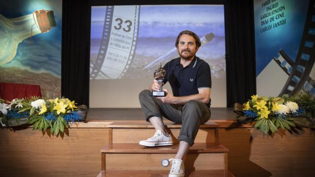 Borja Soler, con el Faro de Plata del festival de cine de l'Alfàs, por su cortometraje 'Mindanao'.