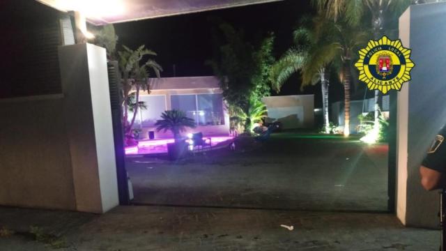 La Policía Local de Alicante disuelve una una fiesta ilegal en un chalet en La Cañada.