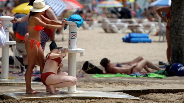 Turistas en la playa alicantina del Postiguet, este lunes.