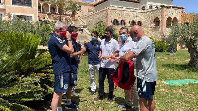 Carlos Mazón visita la concentración de la selección olímpica de fútbol.