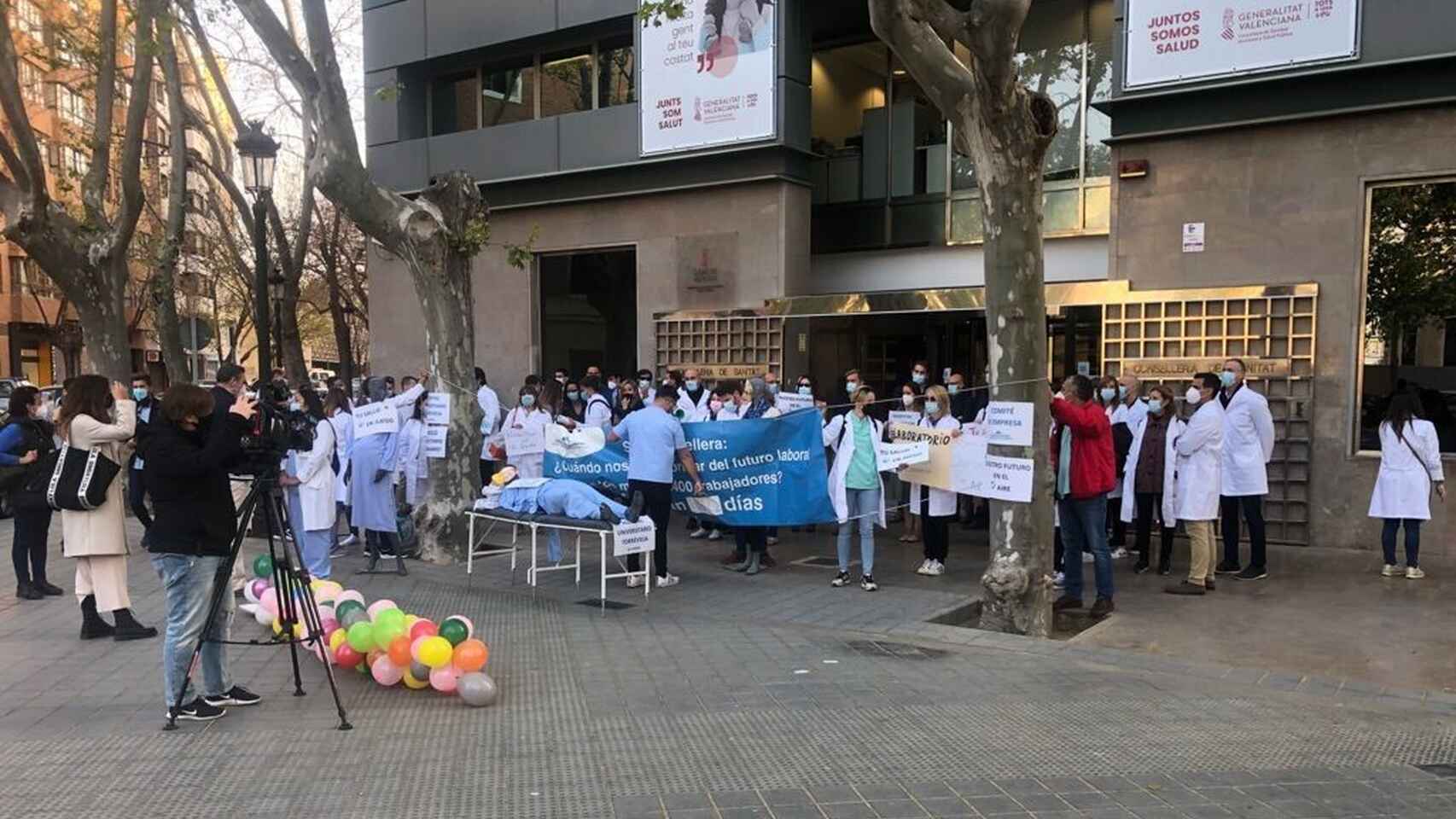 Una de las concentraciones de los trabajadores de Ribera Salud ante la Conselleria.