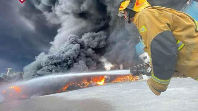 En su extinción han intervenido más de 30 efectivos de 5 parques de bomberos.