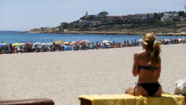 Turistas en la playa de San Juan.