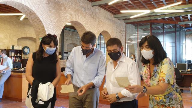 Parra, Mazón y Reyes en la visita al Instituto de Estudios Giennenses.