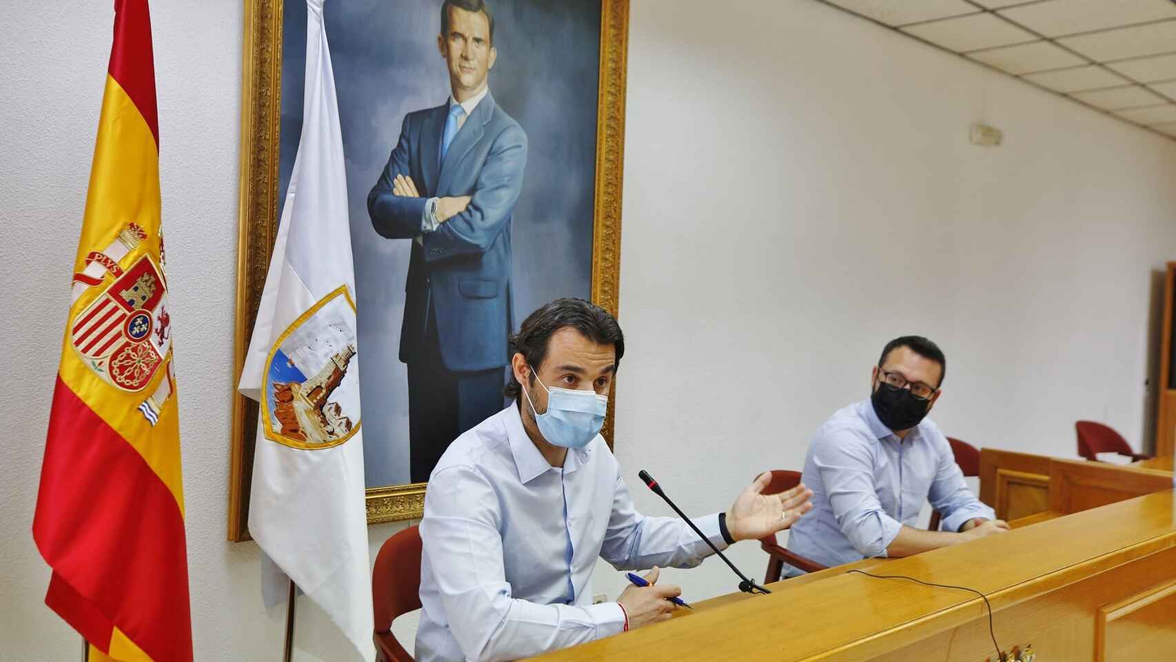 El alcalde Dolón, del PP, en primer plano.