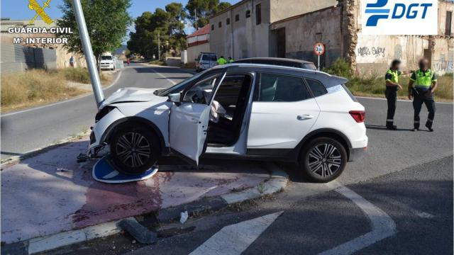 Detenido por conducir ebrio, drogado, hablando por el móvil y sin permiso de conducir.