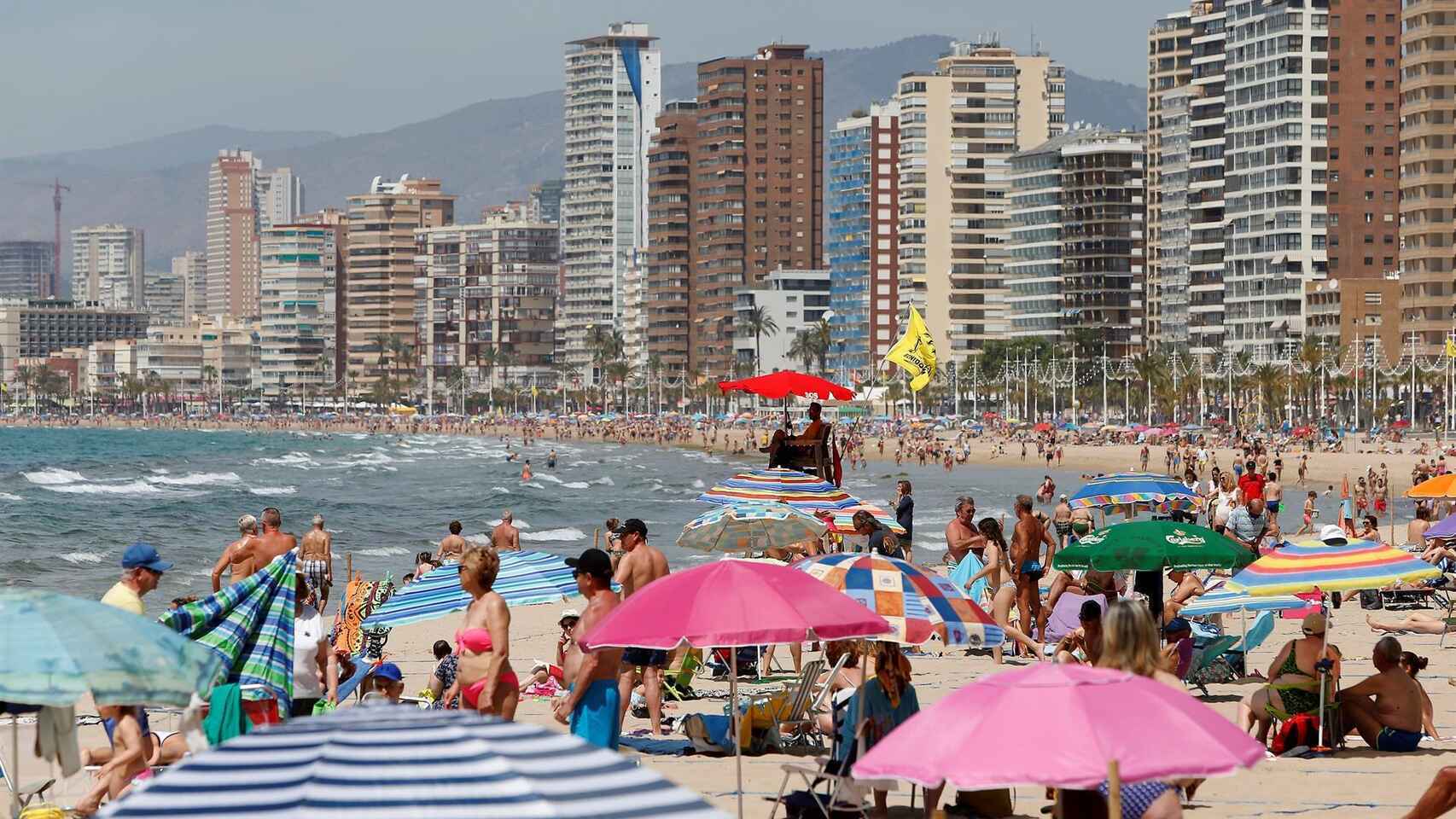 Llega una patera con 14 personas a la playa más turística de Benidorm.