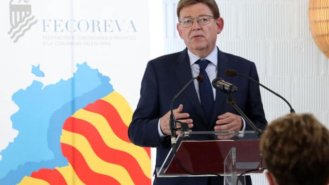 Ximo Puig en el congreso de regantes FECOREVA.