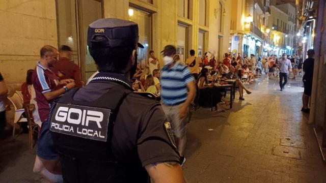 Un Policía Local de Alicante en una zona de terrazas.