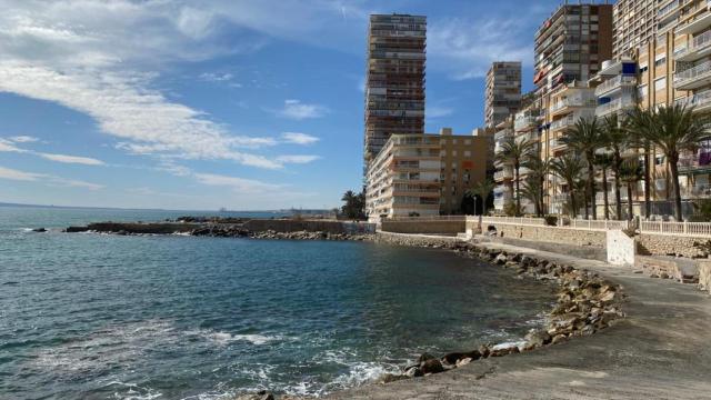 Fachada marítima de Finca Adoc, junto a la Albufereta de Alicante.