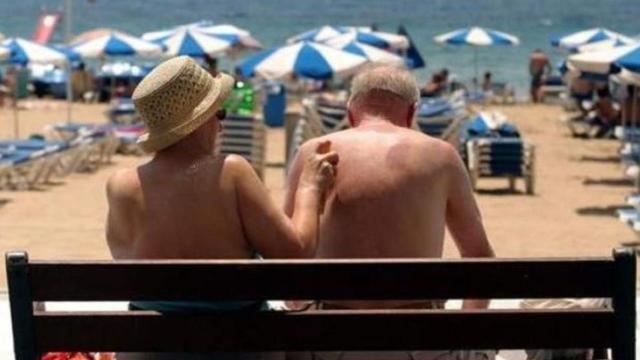 Dos personas mayores en Benidorm.