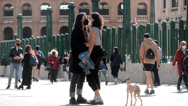 Personas con mascarilla en el centro de Valencia